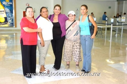 13082010 Cancún. En plan de vacaciones partieron Ana Limones y Luis Eduardo Bernal, fueron despedidos por Ana María García, Verónica Pérez y Raquel Limones.