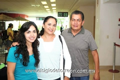 13082010 Torreón.  Patricia Estrada Ibarra terminó su viaje por Medellín, Colombia, y fue recibida por su esposo Eloy Espinoza y su hija Daniela.