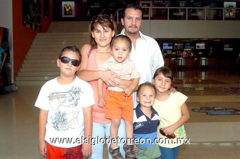 13082010 Deniss y Enrique, y los niños Enrique, Luis, Benjamín y Ximena.