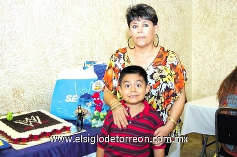 14082010 El pequeño Óscar Raúl Valverde Rodríguez en su fiesta de cumpleaños, acompañado por su mamá Elsa Aurora Rodríguez Alanís.