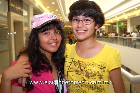 14082010 Itzel Robles y Ale Benavente.