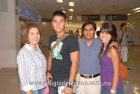 14082010 Hermosillo. Roberto y Alessa Scarone fueron despedidos por Joaquín y Mirna Sánchez.