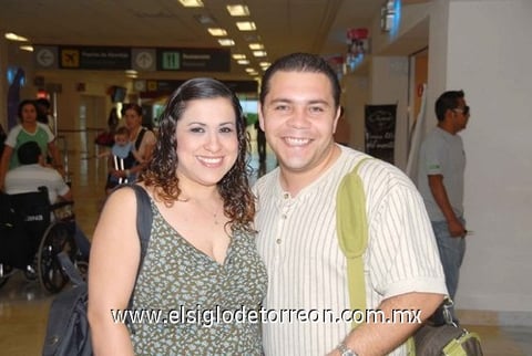 14082010 Los Cabos. Ricardo Lizama y Regina Molina salieron de viaje y fueron despedidos por Roberto Molina.