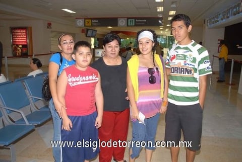 14082010 Ciudad de México. Cecilia Vásquez salió de viaje y fue despedida por su familia.