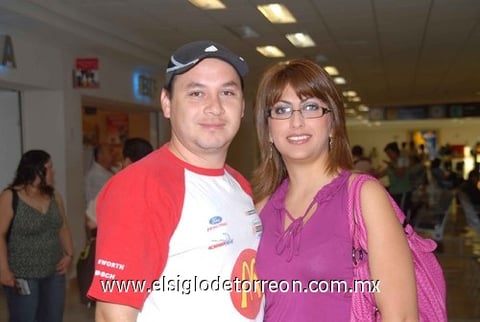 14082010 Ciudad de México. Por motivos de trabajo voló Mary Carmen Valdés y fue despedida por su esposo Arturo Hickmen.