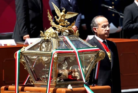 El presidente de México, Felipe Calderón Hinojosa encabezó la ceremonia solemne que rindió honores a los restos óseos de los héroes de la gesta independentista de 1810, en Palacio Nacional en la Ciudad de México.