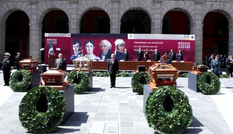 Dos bandas militares entonaron el Himno Nacional de México y se ofreció un homenaje a 'los beneméritos de la patria en grado heroico'.