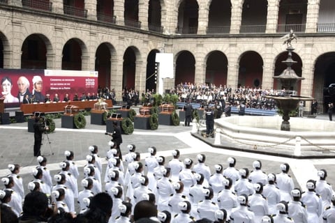 En el patio del Palacio Nacional los restos fueron recibidos por el presidente de México, Felipe Calderón, sus ministros, representantes del Poder Judicial y Legislativo y un centenar de invitados, entre los que se contaban algunos familiares de los personajes insignes.