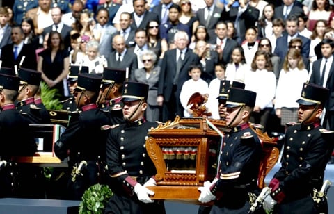 El secretario de Educación de México, Alonso Lujambio, explicó en la ceremonia que 'por una omisión incomprensible' los nombres de Pedro Moreno y Víctor Rosales, ambos muertos en combate en 1817, no fueron inscritos en la placa metálica que se encuentra en la puerta del mausoleo.