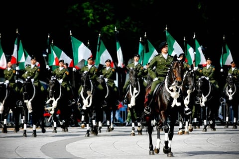 El acto inició la mañana de ayer cuando un contingente de carrozas y escuadrones de soldados a caballo y vestidos con uniformes ceremoniales recogió los restos de los próceres de la Independencia mexicana, guardados en urnas doradas de vidrio o de madera.