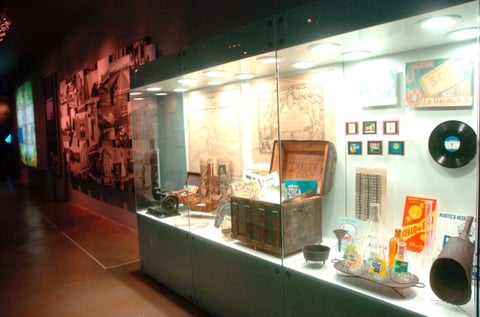 Al entrar una museografía muy cuidada queda ante el espectador, desde el jardín principal la idea es la de un campo de algodón.