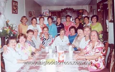 16082010 Lidia De Santiago de Estrada, en su cumpleaños número 60, acompañada por sus amigas y familiares.