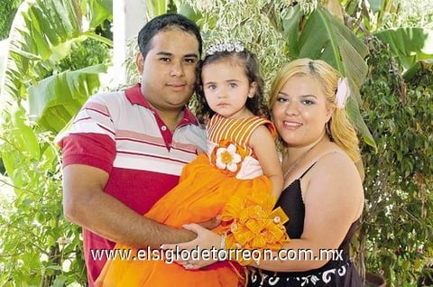 15082010 Fanny Estrada y Alberto Zapata acompañaron a la pequeña Ivanna en su fiesta de cumpleaños.