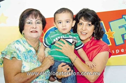 15082010 Leonardo González junto a sus abuelas Adriana Dávila y Patricia González.