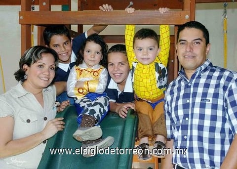 15082010 Fueron homenajeados Ximena Patricia y Luis Ángel Ramos Contreras con una divertida piñata organizados por sus papás: Sr. Jorge Manuel Ramos Robles y Sra. Patricia Contreras de Ramos y los acompañaron sus hermanitos Jorge Daniel y Érick Fernando Ramos Contreras.- Érick Sotomayor