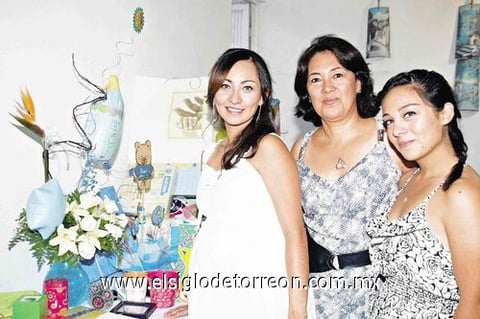 15082010  Ana Lilia Chavarría de Flores junto a las organizadoras de su baby shower.