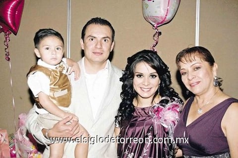 15082010 Diana Salas en su baby shower junto a Irene Moreno de González, Marte Corral Parada y Leonardo Corral Salas.