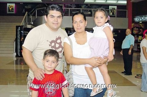 15082010 Pilar, Ximena, Alonso y Rubén Ávila.