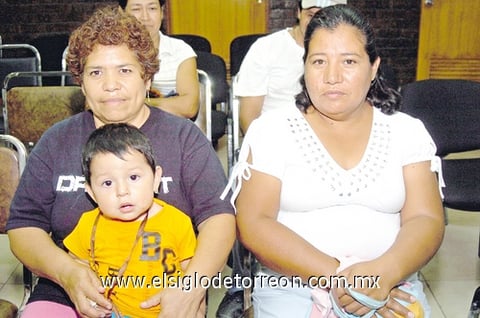16082010  María de Jesús Medina, Enriqueta Díaz y Fernando Hernández, fueron captados en reciente evento social.