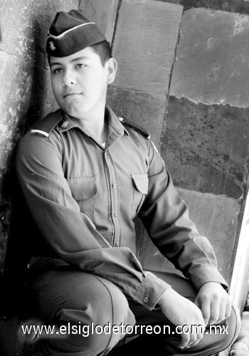 15082010 Cadete de Primera de Infantería José Sergio González Aceves el día que festejó sus XV años.- Sandoval Fotografía