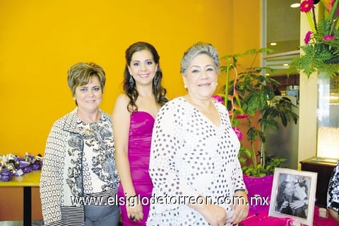 16082010 Mariana Anaya en su festejo prenupcial, acompañada de Silvia de Gómez y María Luisa Anaya.
