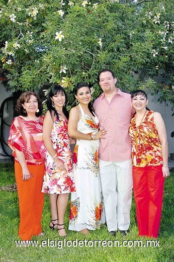 15082010 Acompañan a Adriana y Javier Enrique las organizadoras de su festejo prenupcial, Patricia Adriana Salas de Dipp, Silvia Salas Prendes y Suheila Dipp de Cisneros.