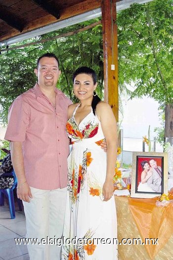 15082010 Srita. Adriana Hernández Calzada y Sr. Javier Enrique Dipp Salas disfrutaron de una agradable fiesta de solteros.