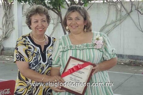 15082010 Profesora Rosa María Dávila entrega el reconocimiento por su labor docente, y cambio de residencia al estado de Sonora, a la maestra María Guadalupe Marín Corral.