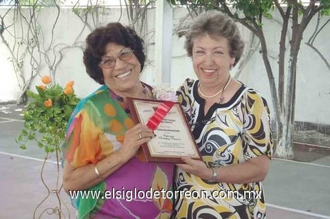 15082010 Recibe reconocimiento por su labor docente y jubilación. Profesora Esperanza Rodríguez Castañón de manos de la profesora Rosa María Dávila Saldaña.