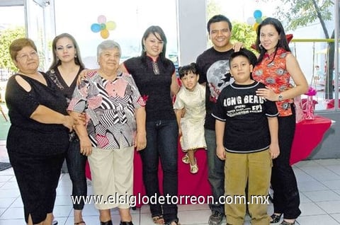 15082010 Ángela, Celia, Raúl y Raquel Bucio, Raquel Ramírez, Ángel Ramírez y Celia Dorado acompañaron a la pequeña Ximena Ramírez en su fiesta de cumpleaños.