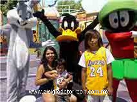 15082010 Lorena, Diego y Eduardo Nevárez, en Six Flag, Ca.