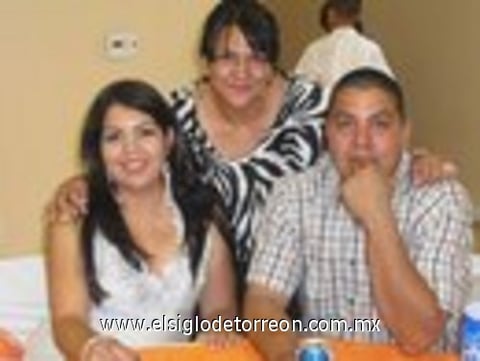 15082010 Lorena Cortés, Lucy Román de Cortés y Federico Cortés, en Bekersfield, Ca.