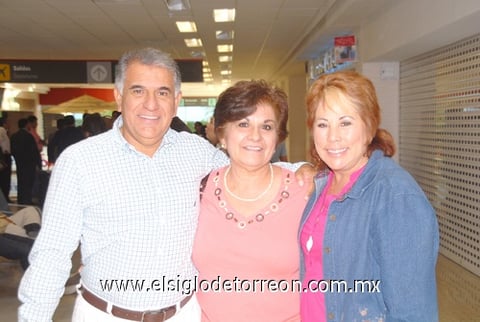 16082010 México, DF. Juan Manuel y Lorena García regresaron a casa y fueron recibidos por Tere García.