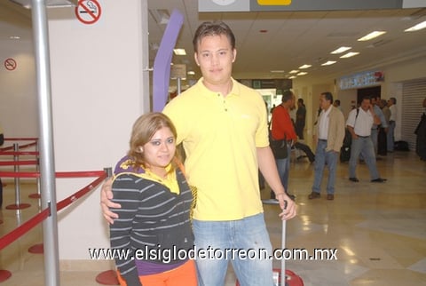 16082010 México. Marina León concluyó su viaje y fue recibida por Martín Acevedo.