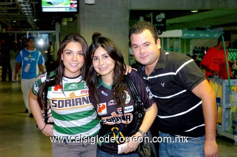 Elizabeth Gómez, Paola Mendoza y Toño Parra.