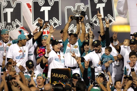 Los Saraperos, que antes del título del año pasado eran más famosos por los seis subcampeonatos que habían logrado, se convirtieron en el undécimo equipo en la historia en repetir la corona.