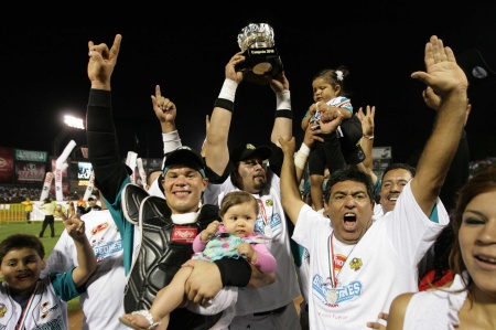 Los campeones rompieron una marca histórica de carreras en un juego de serie final de la LMB, que pertenecía a los Tigres Capitalinos, cuando vencieron 19-6 a Diablos Rojos del México en 2001.