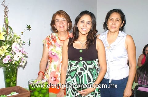 17082010 Sara Romo Mayorga, acompañada de Blanca Alicia Morales y Rosario Mayorga de Romo.