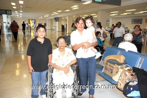 17082010 México. Alejandra Alvarado, Misael Medina, Valentina Rosales y Patricia Medina.