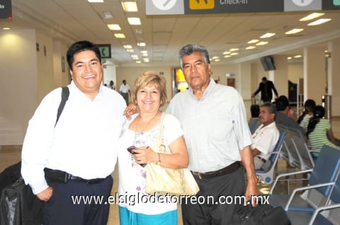 17082010 Monterrey. Francisco Mora se dirige a la 'Sultana del Norte', por una cuestión de trabajo, y acudieron a despedirlo sus padres Francisco Mora y María  del Carmen de Mora.