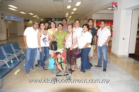 17082010 Suecia. Regresa a casa Liliana Jiménez de Torro y su hijo Cal-jan, los despide la familia Jiménez.