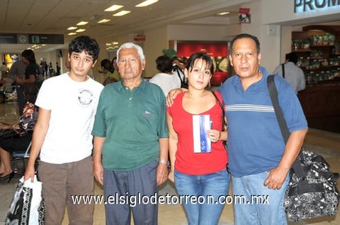 17082010 Bruselas. Regresa a casa Diana Hernández Medim y la despiden su papá Gerardo, su abuelo Esteban y su hermano Gerardo.