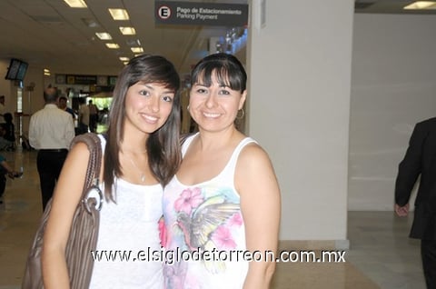 17082010 Viajero. Despidieron a un familiar Luisa Fernanda Cebrián y su mamá Sandra de Cebrián.