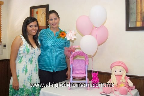 18082010 Perla Saldaña Mena y Ana Lucía Ramírez, durante la fiesta de canastilla que le organizaron.