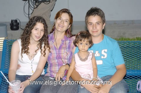 18082010 Martha Garza, Adriana de Rojas, Adriana y Jorge Rojas.