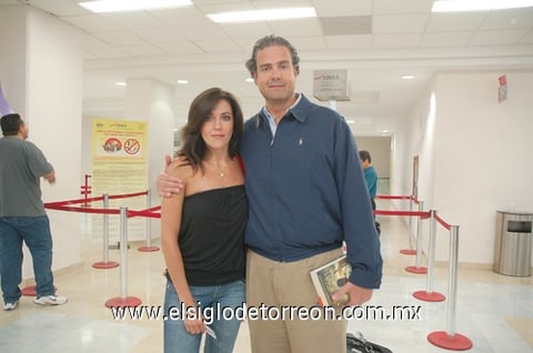 18082010  Torreón. Juan Bosco llegó a la ciudad proveniente de la Ciudad de México y fue recibido por Lorena Safa.