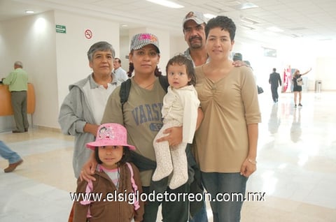 18082010 Carolina del Norte. De viaje salieron Ignacio Ávalos, Giselle y Génesis Vázquez y fueron despedidos por Piedad Cruz, Lucía Ugarte y Mauricio Bautista. Torreón. Juan Bosco llegó a la ciudad proveniente de la Ciudad de México y fue recibido por Lorena Safa.