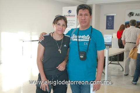 18082010 Cancún. Jaime Rodríguez partió de la ciudad y fue despedido por Mayela Ávila Aguilera. Torreón. Juan Bosco llegó a la ciudad proveniente de la Ciudad de México y fue recibido por Lorena Safa.