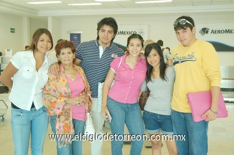 18082010 Cancún. Astrid García y Pamela Ávila partieron para realizar un viaje de estudios y fueron despedidas por Soraya Ávila, Jorge Zayas, Eduardo García y Amelia Aguilera. Torreón. Juan Bosco llegó a la ciudad proveniente de la Ciudad de México y fue recibido por Lorena Safa.