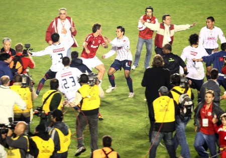 Todo terminó en tragedia en la cancha del Beira-Rio, pues un miembro del staff del inmueble saltó a provocar a Omar Bravo y, finalmente, el periplo de los rojiblancos derivó en un intercambio de golpes con el Inter y en la imagen del 'Bofo' amenazando con la muleta de su compañero Omar Esparza a quien se le pusiera enfrente.